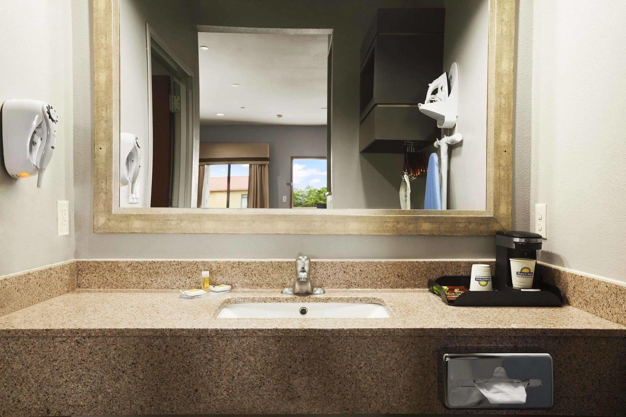 Days Inn & Suites By Wyndham Houston North-Spring Westfield Εξωτερικό φωτογραφία