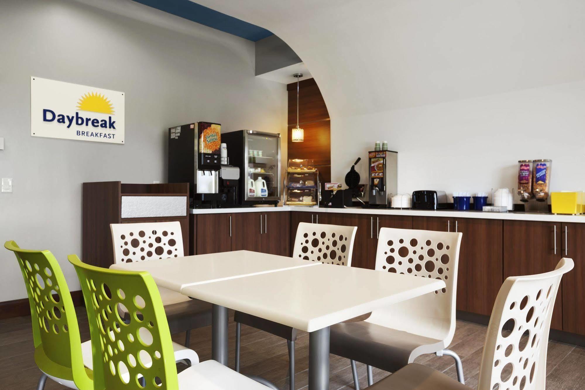 Days Inn & Suites By Wyndham Houston North-Spring Westfield Εξωτερικό φωτογραφία